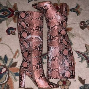 ✨HP✨NWOT gianni bini knee high reptile boots